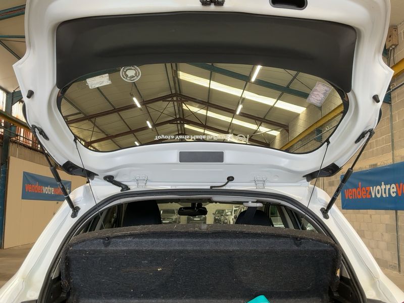 Toyota Yaris 1.5 Hybrid Dynamic 2015 – снимка 15
