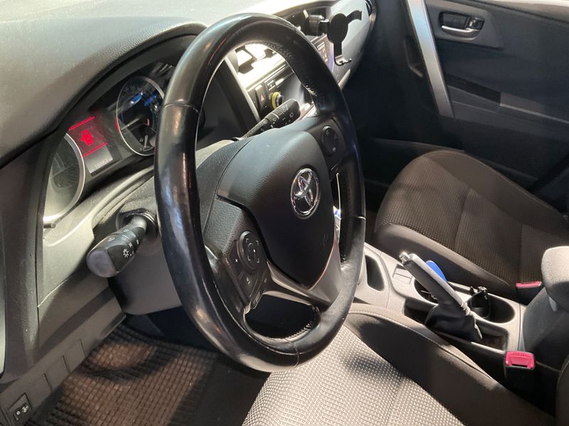 Toyota Auris 1.8 Hybrid Active 2013 – снимка 24