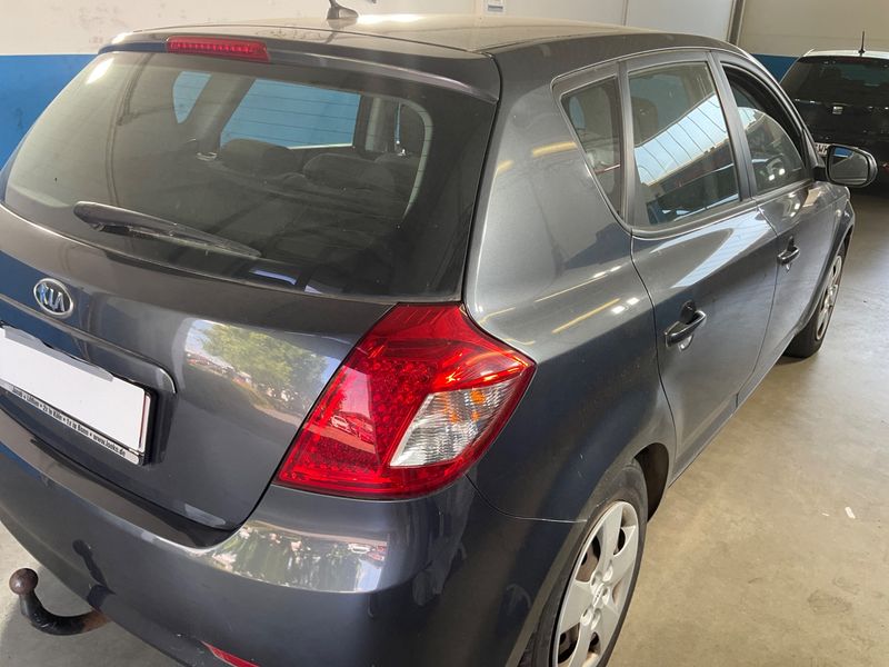 Kia cee'd 1.4 Vision 2011 – снимка 2