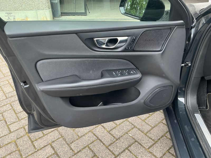 Volvo V60 2.0 T6 Plug-in Hybrid R-Design AWD 2021 – снимка 24