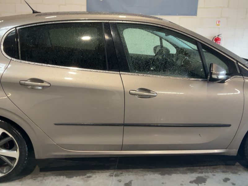 Peugeot 208 1.6 e-HDi Féline 2013 – снимка 10