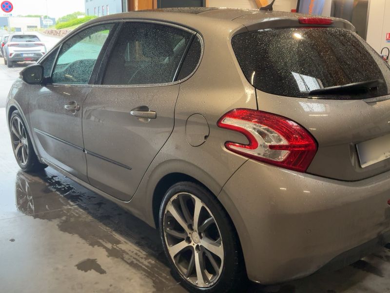 Peugeot 208 1.6 e-HDi Féline 2013 – снимка 6
