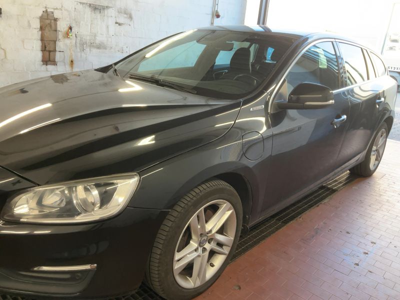 Volvo V60 2.4 T6 Plug-in Hybrid Momentum AWD 2017 – снимка 2