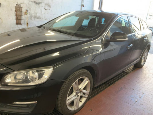 Volvo V60 2.4 T6 Plug-in Hybrid Momentum AWD 2017 – снимка 2