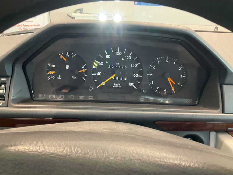 Mercedes-Benz E-Klasse 200 D E 1992 – снимка 4