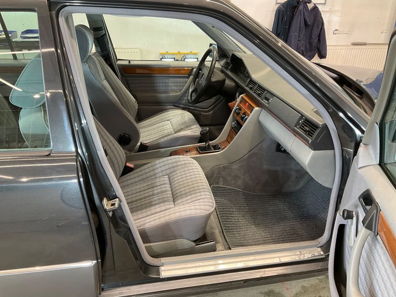 Mercedes-Benz E-Klasse 200 D E 1992 – снимка 3