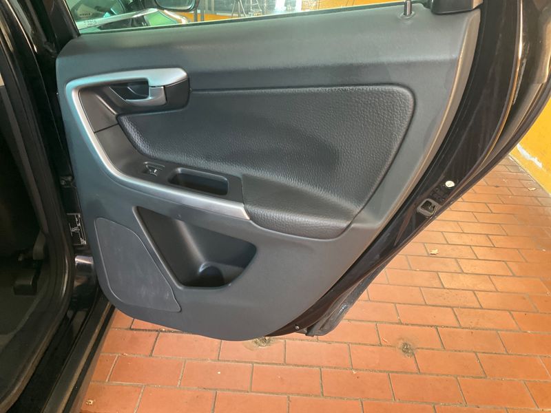 Volvo XC60 2.4 D5 Summum AWD 2011 – снимка 25
