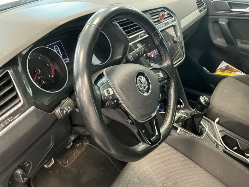 Volkswagen Tiguan 1.6 TDI Urban BlueMotion Tech 2018 – снимка 38