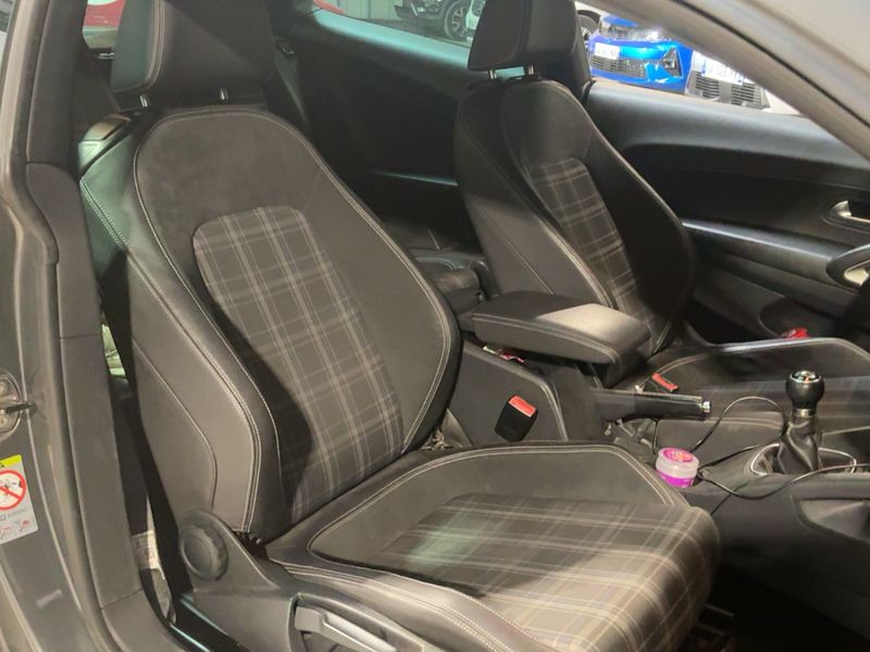 Volkswagen Scirocco 2.0 TDI Carat 2011 – снимка 16