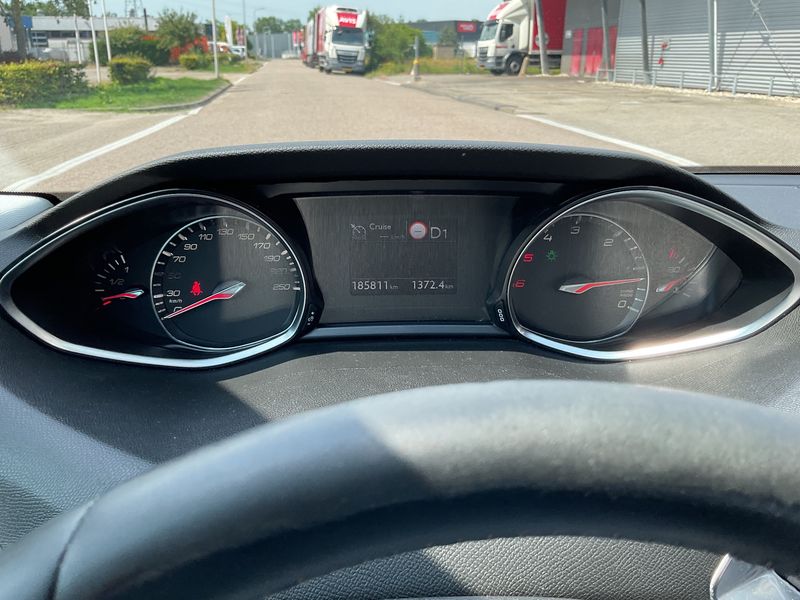 Peugeot 308 1.6 Blue-HDi Allure Business 2018 – снимка 18