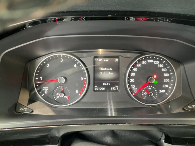 Volkswagen T6 Multivan 2.0 TDI Multivan Generation Six 4Motion 2016 – снимка 19