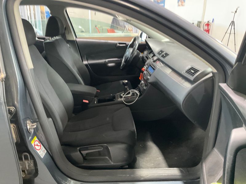 Volkswagen Passat 1.6 TDI Edition Plus BlueMotion Tech 2010 – снимка 3
