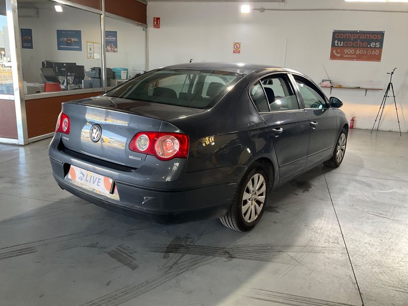 Volkswagen Passat 1.6 TDI Edition Plus BlueMotion Tech 2010 – снимка 2