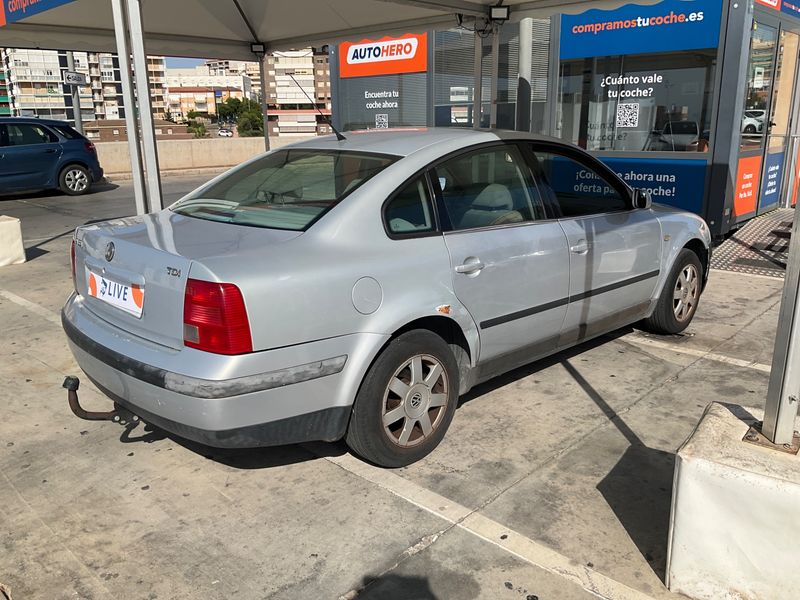 Volkswagen Passat 1.9 TDI Trendline 2000 – снимка 2