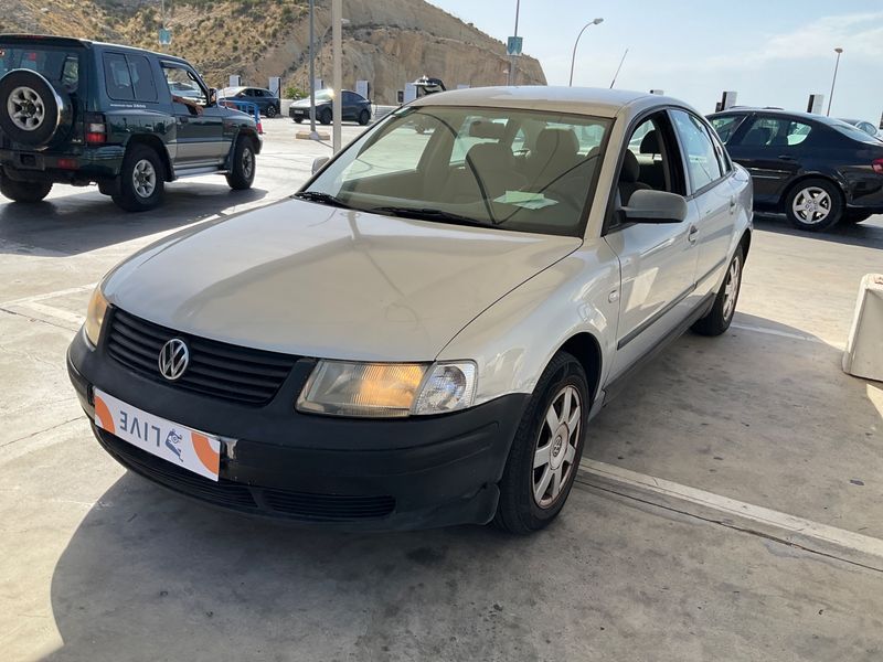 Volkswagen Passat 1.9 TDI Trendline 2000 – снимка 1