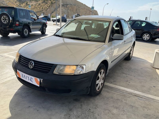 Volkswagen Passat 1.9 TDI Trendline 2000 – снимка 1