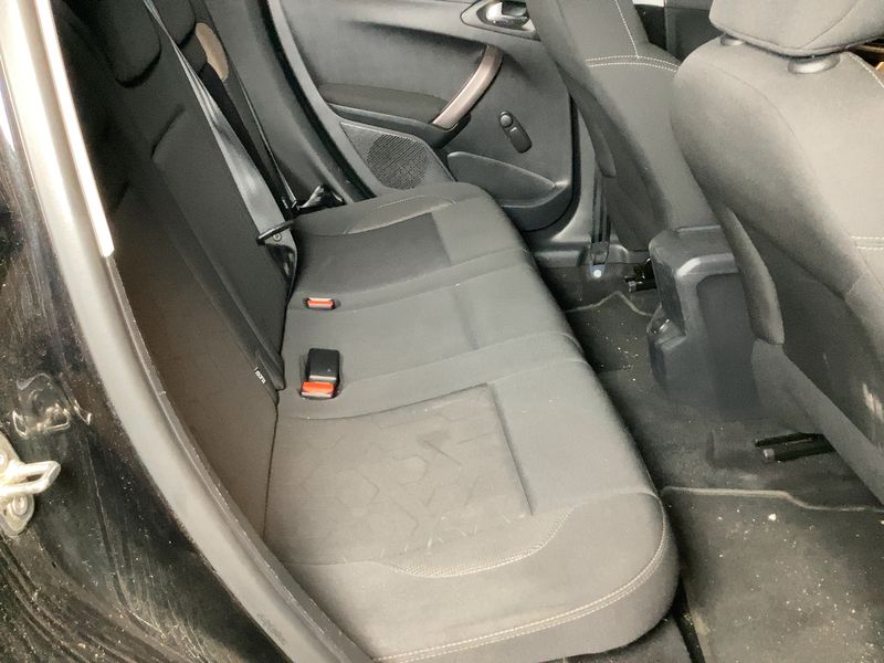 Peugeot 2008 1.2 PureTech Active 2015 – снимка 19