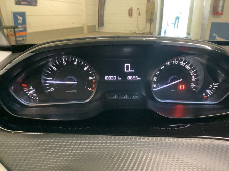 Peugeot 2008 1.2 PureTech Active 2015 – снимка 18