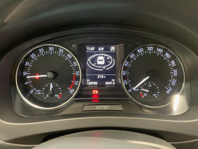 Skoda Rapid Spaceback 1.6 TDI Style 2015 – снимка 19