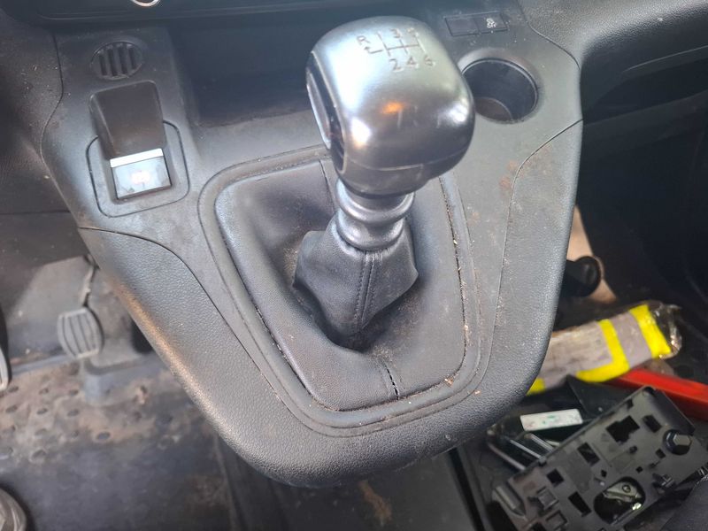 Peugeot Partner 1.5 Blue-HDi Premium L1 2022 – снимка 37