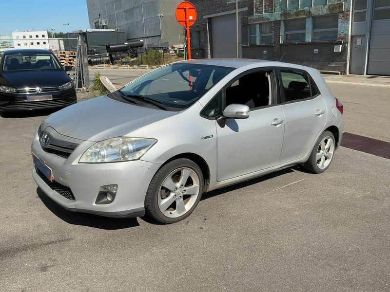 Toyota Auris 1.8 Hybrid Life 2011 – снимка 2