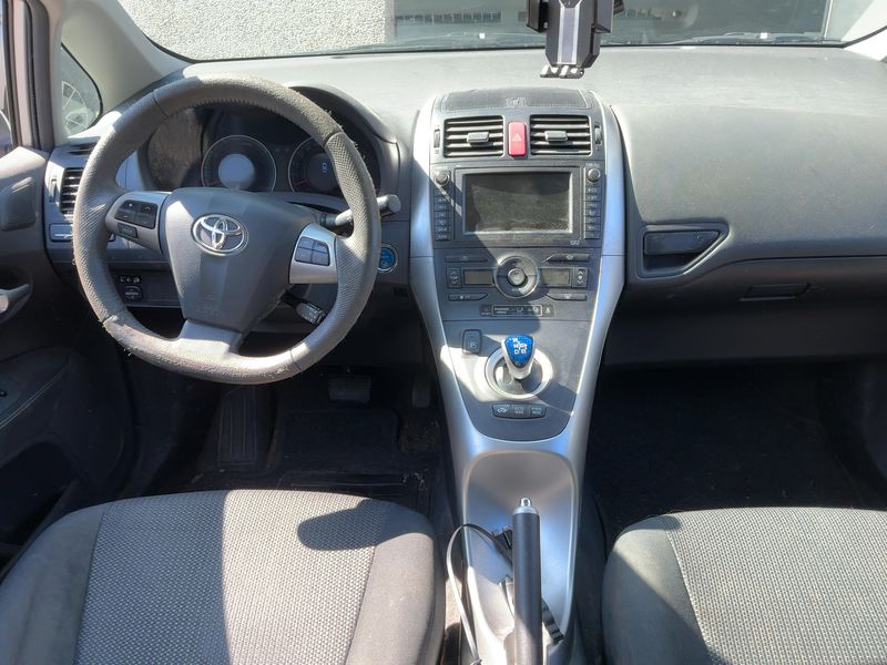 Toyota Auris 1.8 Hybrid Life 2011 – снимка 17