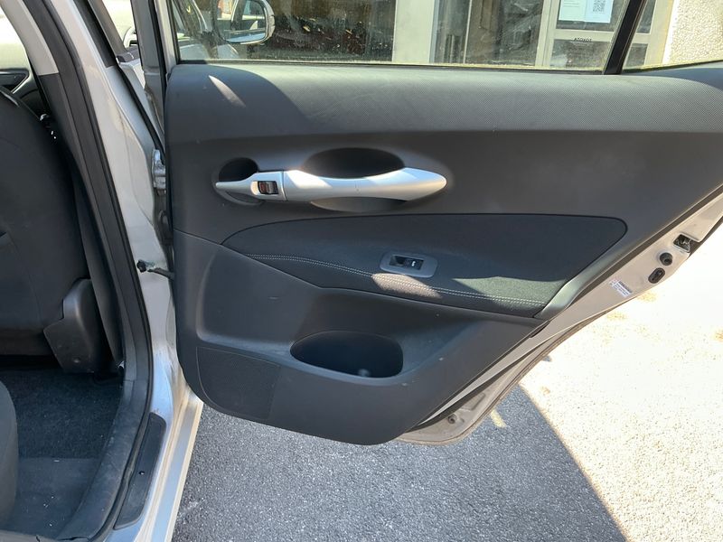 Toyota Auris 1.8 Hybrid Life 2011 – снимка 29
