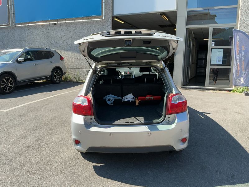 Toyota Auris 1.8 Hybrid Life 2011 – снимка 15