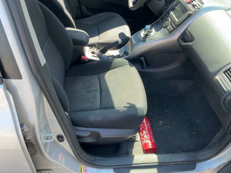 Toyota Auris 1.8 Hybrid Life 2011 – снимка 16