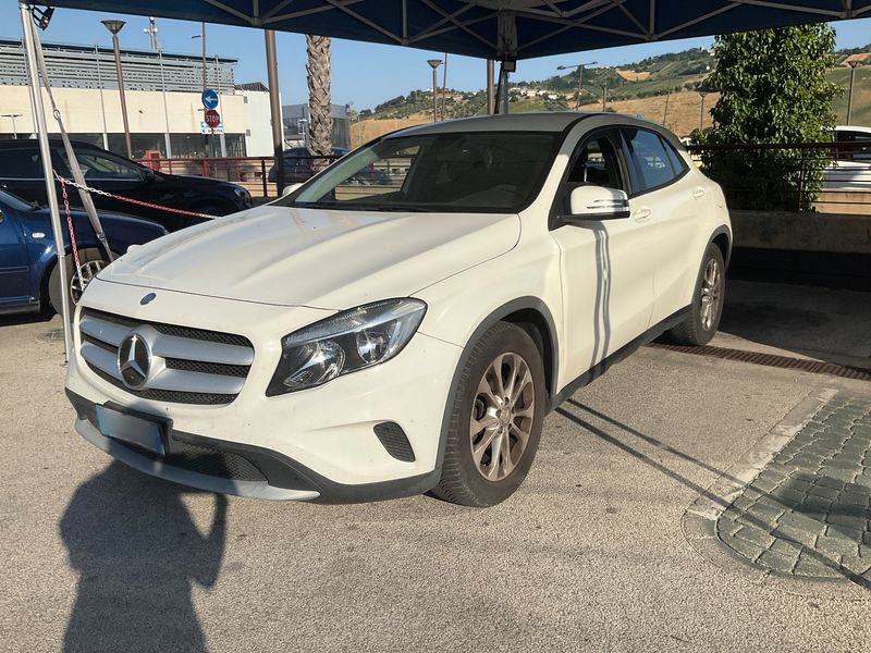 Mercedes-Benz GLA-Klasse GLA 180 d Executive 2015 – снимка 1