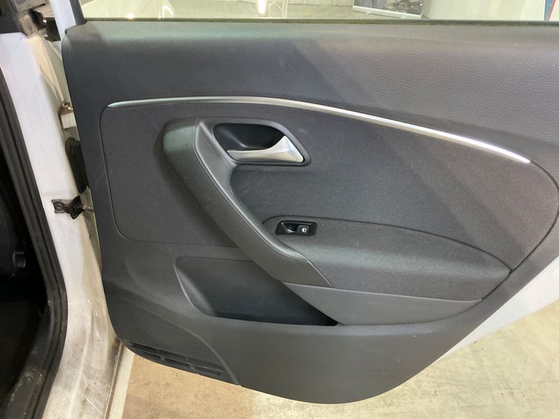 Volkswagen Polo 1.2 TSI Highline BlueMotion Tech 2015 – снимка 22