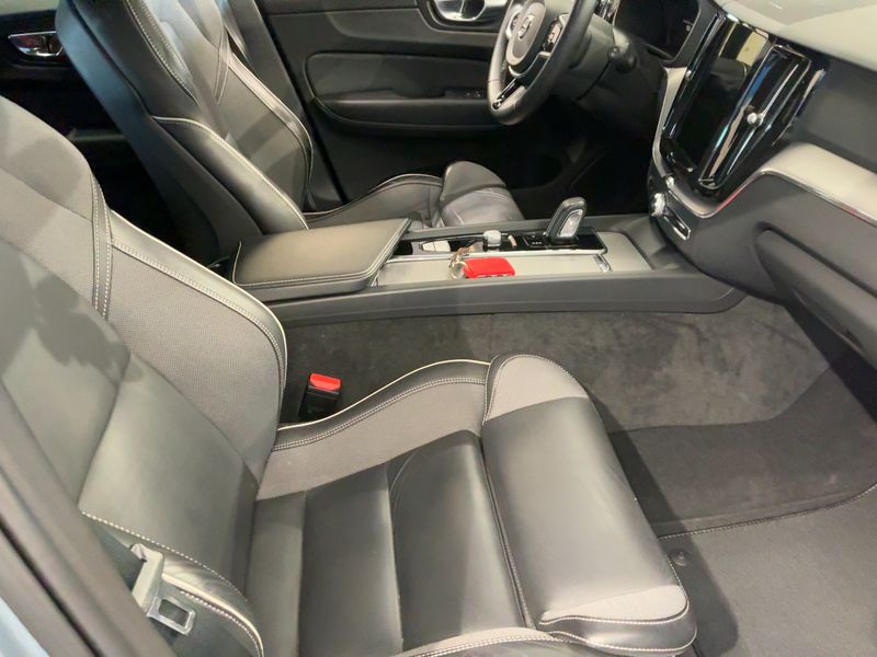 Volvo XC60 2.0 B4 Mild-Hybrid R Design 2WD 2021 – снимка 17