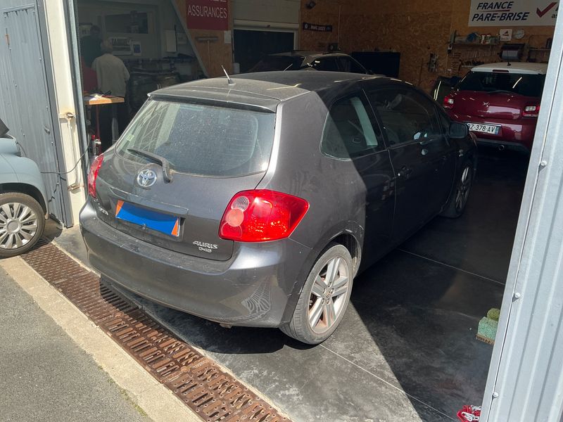 Toyota Auris 2.2 D-CAT 2007 – снимка 2