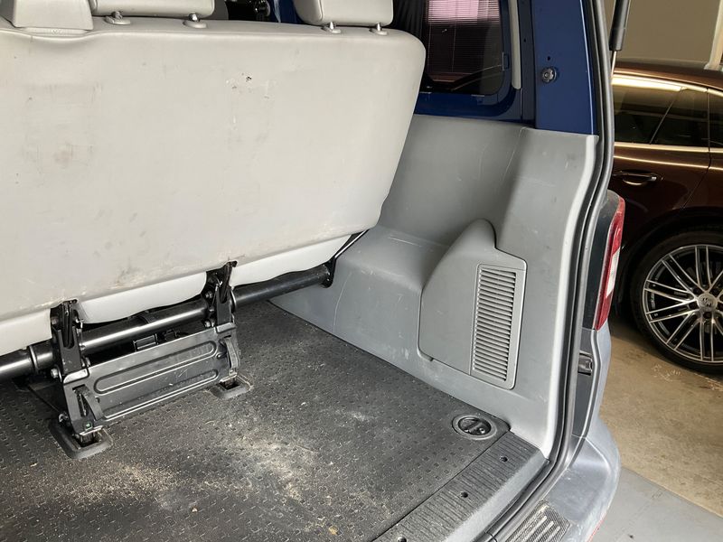 Volkswagen T5 Kombi 2.0 TDI 2011 – снимка 37