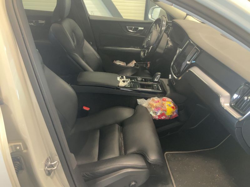 Volvo V60 2.0 T8 Plug-in Hybrid Inscription Expression AWD 2020 – снимка 17