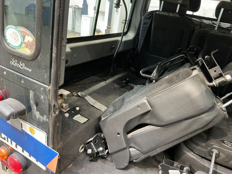 Land Rover Defender 2.4 Td4 110 S Station Wagon 2011 – снимка 36