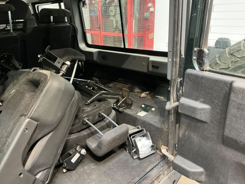 Land Rover Defender 2.4 Td4 110 S Station Wagon 2011 – снимка 37