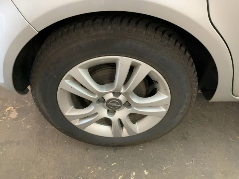 Opel Corsa 1.4 Satellite 2011 – снимка 9