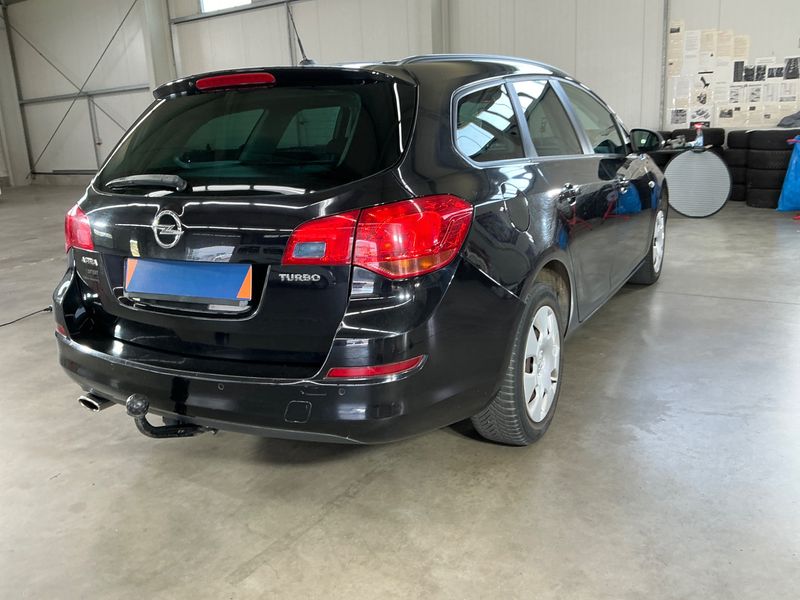 Opel Astra 1.4 Turbo Design Edition 2011 – снимка 2