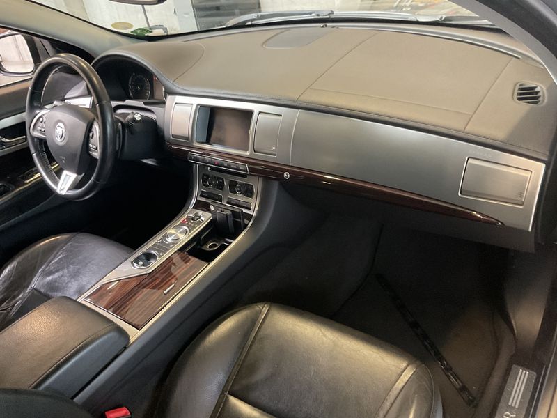Jaguar XF 2.2 D Eco 2014 – снимка 17
