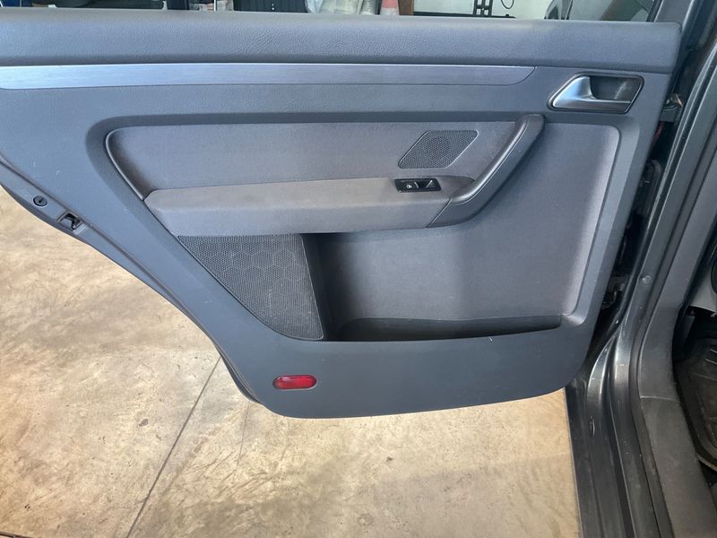 Volkswagen Touran 1.6 TDI Comfortline 2010 – снимка 35