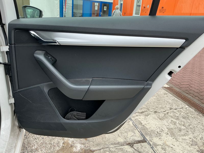 Skoda Octavia 1.6 TDI Ambition 2019 – снимка 29