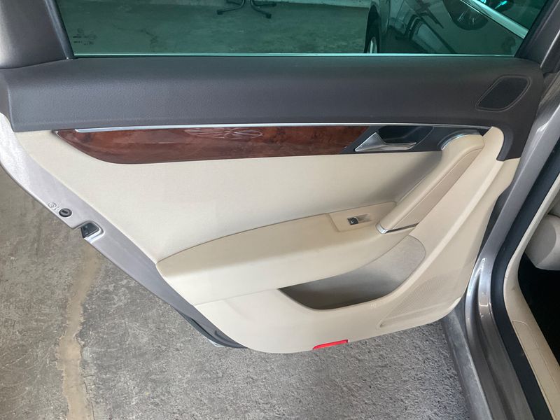 Volkswagen Passat 2.0 TDI Comfortline BlueMotion Tech 2011 – снимка 40