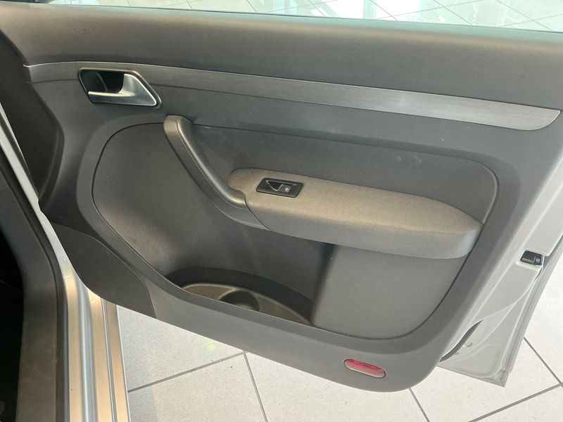 Volkswagen Touran 2.0 TDI Comfortline 2014 – снимка 23