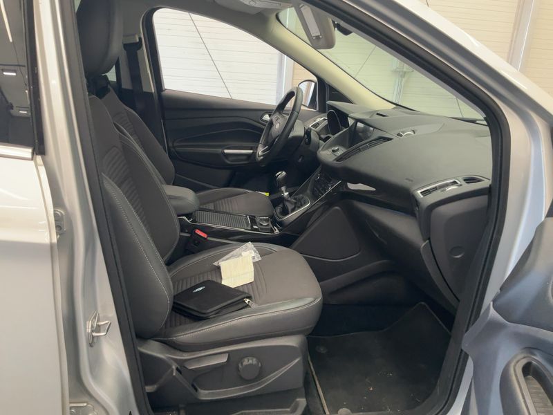 Ford Kuga 1.5 EcoBoost Titanium 2019 – снимка 16