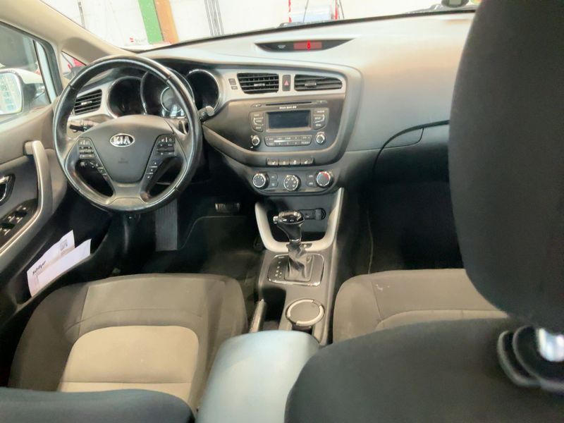 Kia cee'd 1.6 CRDi Vision 2013 – снимка 18