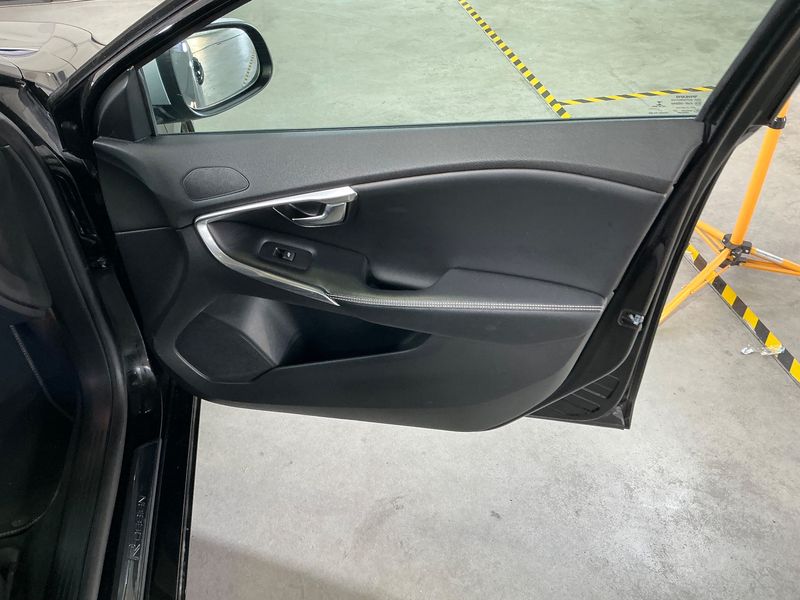 Volvo V40 2.0 D3 R-Design 2016 – снимка 34