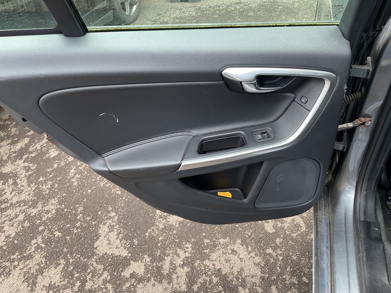 Volvo V60 2.0 D4 Kinetic 2018 – снимка 38