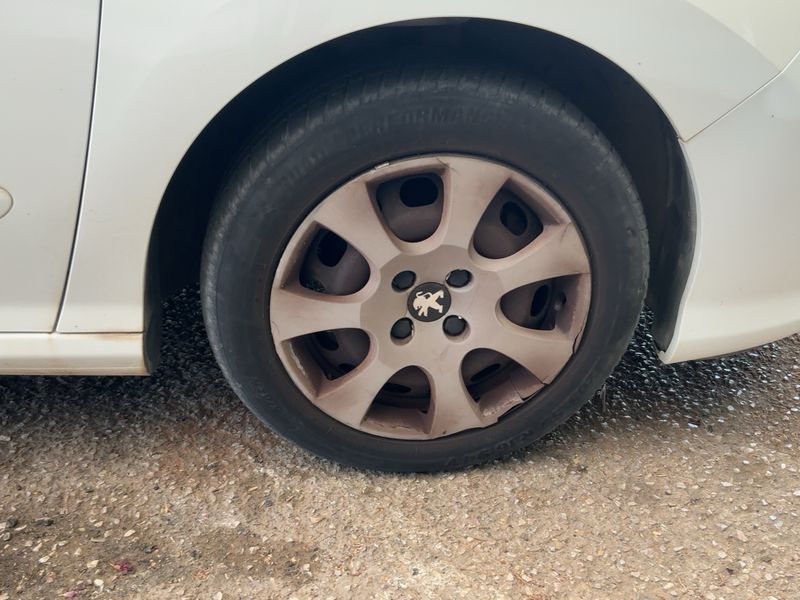 Peugeot 308 1.6 HDi Active 2011 – снимка 11