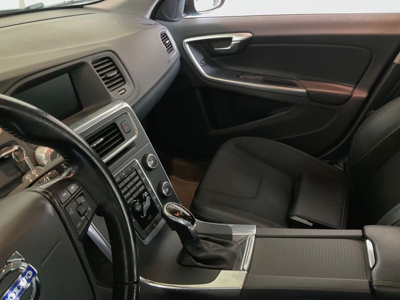 Volvo V60 2.0 D3 Kinetic 2016 – снимка 22